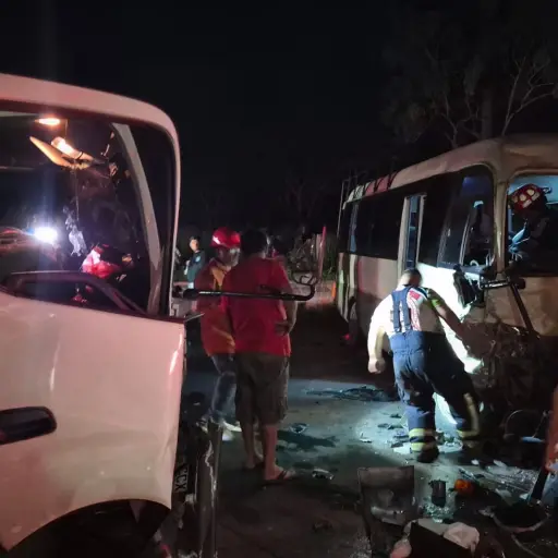 Las dos unidades de transporte chocaron por causas que se investigan.  ,Bomberos Municipales Departamentales. 