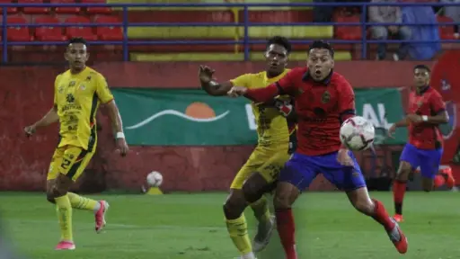 Acción de juego entre Municipal vs. Marquense 