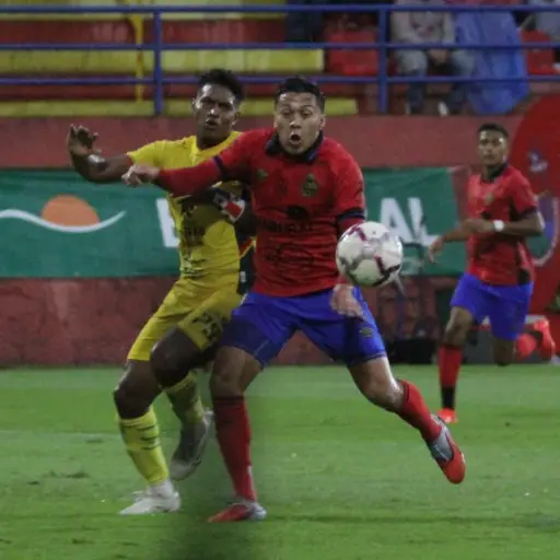 Acción de juego entre Municipal vs. Marquense
