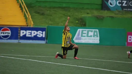 Héctor Morales celebrando un gol en el estadio Cementos Progreso 