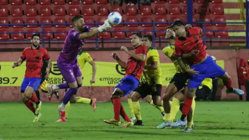 Acción de juego entre Municipal y Guastatoya en El Trébol 
