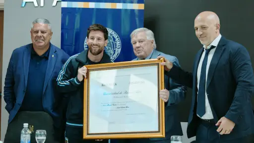Messi recibe el doctorado honoris causa de la Universidad de Buenos Aires - AFA