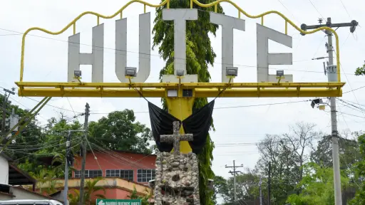 Fotografía que muestra un moño negro al ingreso de Huité, Zacapa, tras los ataques que cobraron siete vidas. ,EFE