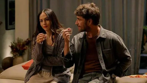 Zuria Vega y Michel Brown ,Netflix