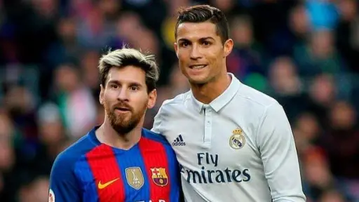Leo Messi y Cristiano Ronaldo en un clásico de la temporada 2016/17 - RR.SS.