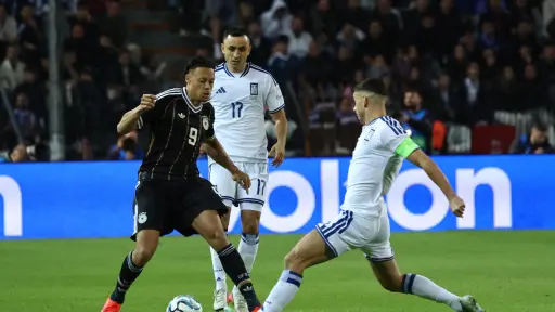 Acción de juego entre Grecia y Alemania por Nations League 