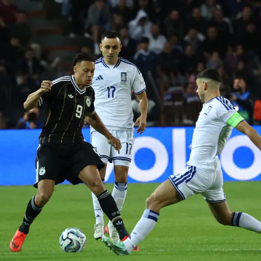 Acción de juego entre Grecia y Alemania por Nations League