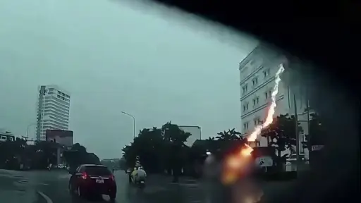 Rayo alcanza a una motorista en Vietnam.  ,Captura de pantalla video de Facebook.