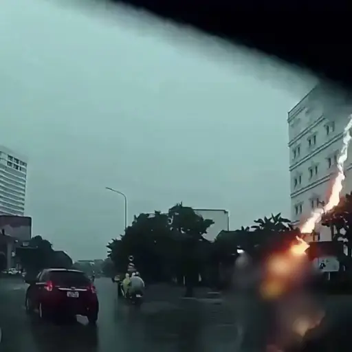 Rayo alcanza a una motorista en Vietnam.  ,Captura de pantalla video de Facebook.