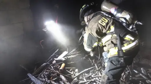 El incendio dejó daños materiales en la vivienda en San Bartolomé Milpas Altas. ,Bomberos Voluntarios