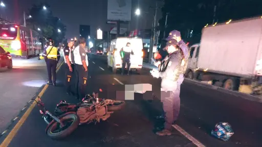 Un motorista falleció tras un hecho vial en la calzada Aguilar Batres. ,PMT capitalina/Montejo