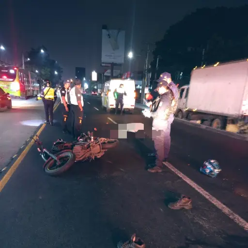 Un motorista falleció tras un hecho vial en la calzada Aguilar Batres. ,PMT capitalina/Montejo