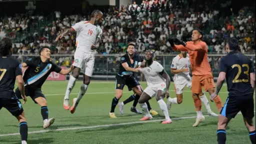 Acción de juego entre Surinam y Guatemala en Paramaribo 