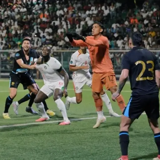 Acción de juego entre Surinam y Guatemala en Paramaribo 