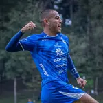 Juan Winter celebrando gol en el estadio José Ángel Rossi 