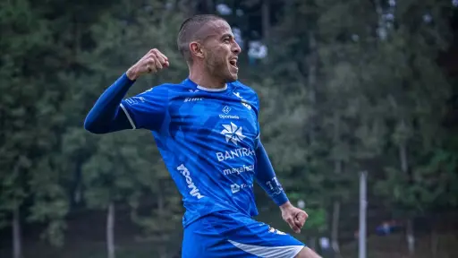 Juan Winter celebrando gol en el estadio José Ángel Rossi 