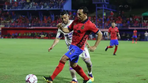 Acción de juego entre Municipal y Mixco en la primera vuelta del Apertura 2026  