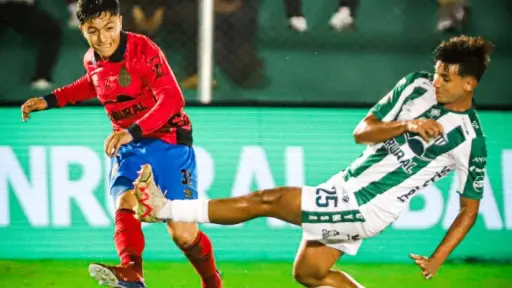 Acción de juego entre Antigua y Municipal 