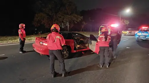 Dentro de este vehículo fue localizada la persona herida tras un ataque armado en el bulevar El Naranjo. ,Bomberos Municipales