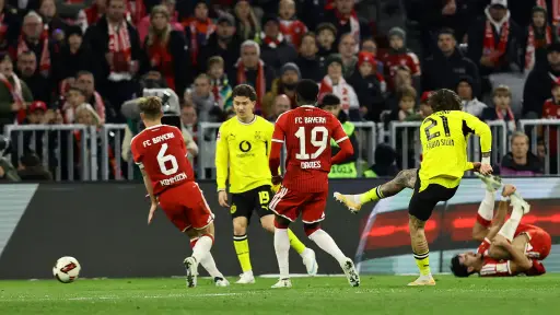 Acción de juego entre Bayern Múnich y Borussia Dortmund 