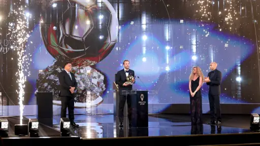 Harry Kane, jugador de Bayer Múnich, es el Balón de Oro 2026