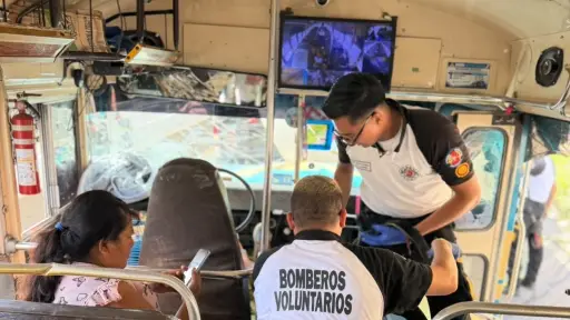 Varias personas heridas fueron atendidas dentro de un autobús. ,Bomberos Voluntarios.