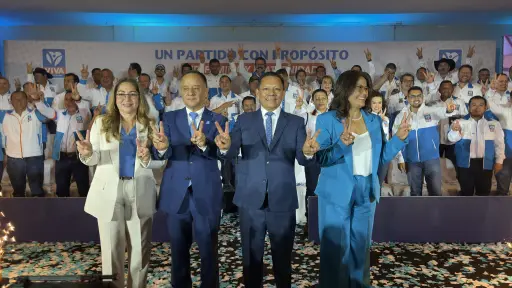 Luis Ralda, primero de izquierda a derecha, y Armndo Castillo, junto a sus esposas en la Asamblea Extraordinaria del partido VIVA. ,Cortesía. 