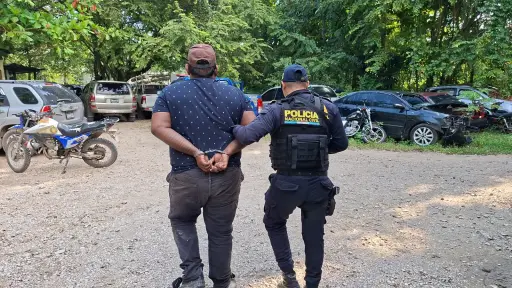 El detenido fue trasladado hacia un juzgado de turno. ,PNC de Guatemala.