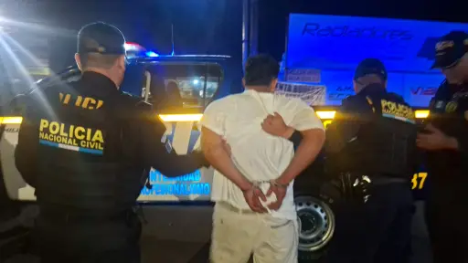 El conductor de la motocicleta vestía de blanco al momento de su detención.  ,PNC de Guatemala.