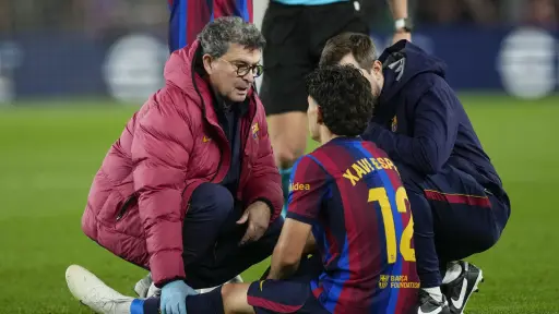 Xavi Espart salió lesionado en el Barcelona vs. Real Madrid - EFE