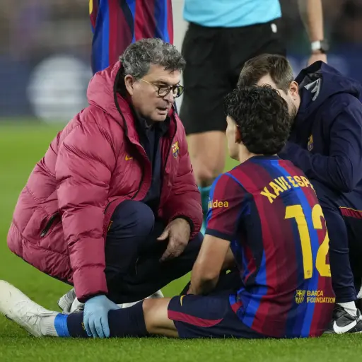 Xavi Espart salió lesionado en el Barcelona vs. Real Madrid - EFE