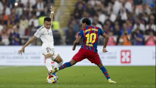 Acción entre Mbappé y Yamal en un clásico español 