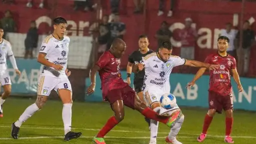 Acción de juego entre Malacateco vs. Comunicaciones 