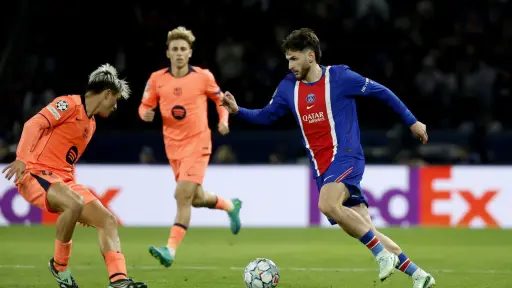 El delantero georgiano Khvicha Kvaratskhelia sufrió una rotura del ligamento cruzado anterior de la rodilla derecha - EFE