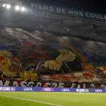 Pancarta de los aficionados del PSG al Barcelona - EFE