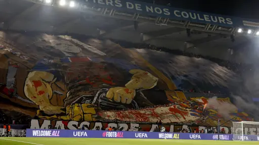 Pancarta de los aficionados del PSG al Barcelona - EFE
