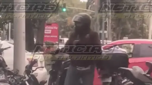 Captan a motorista robando un casco de una moto estacionada en la avenida La Reforma. ,Captura de pantalla video de Facebook.