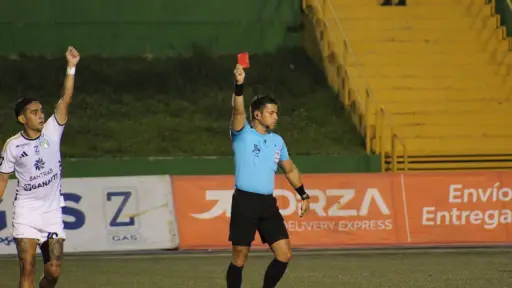 Diego Santis fue expulsado en el partido entre Comunicaciones y Aurora el pasado 14 de octubre - Christoper Chang