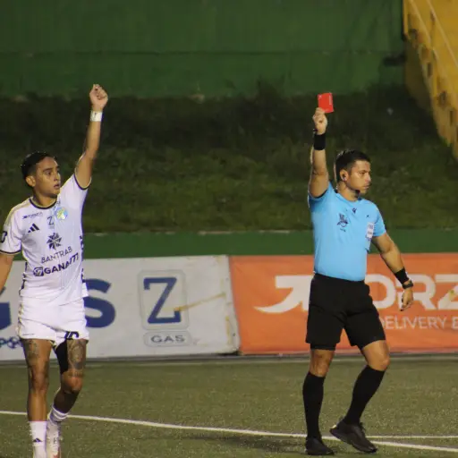 Diego Santis fue expulsado en el partido entre Comunicaciones y Aurora el pasado 14 de octubre - Christoper Chang