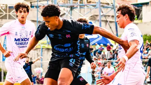 Acción de juego entre Mixco vs. Municipal 