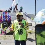 Fredy López durante su poema al migrante en Salcajá, Quetzaltenango 