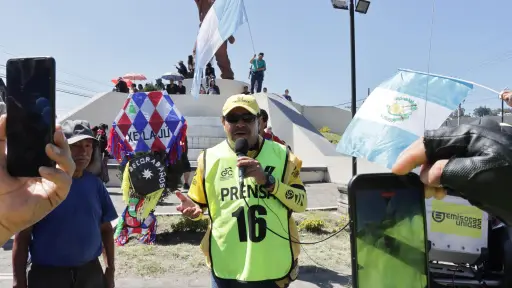 Fredy López durante su poema al migrante en Salcajá, Quetzaltenango 