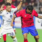 Acción en el clásico 339 del futbol guatemalteco 