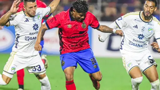 Acción en el clásico 339 del futbol guatemalteco 